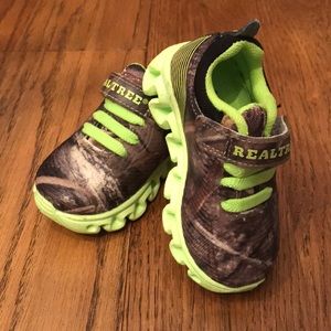👟 Realtree toddler boy light up sneakers size 5